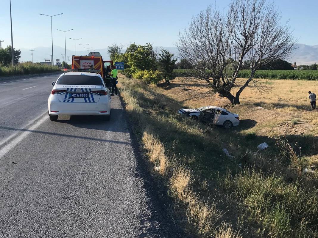 Konya'da refüje çarpan otomobil şarampole yuvarlandı! 1'i bebek 3 yaralı 3